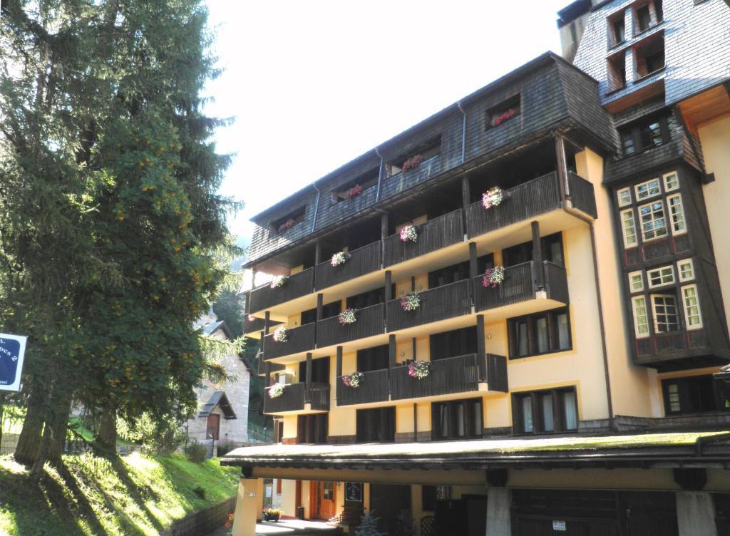 R.T.A. Hotel Des Alpes 2 Madonna di Campiglio Exterior photo